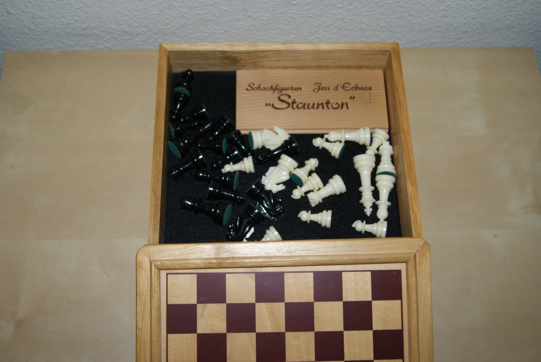 Giochi: Schachbrett-Box aus Holz mit Bakelit? Figuren – Usato da Zürich venduto da Widi1 9