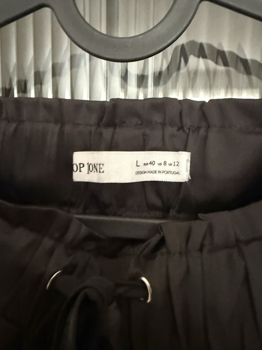 Pantaloni: Pantalon cargo noir satiné  – Nuovo (secondo la descrizione) da Monthey venduto da iri_9pt5 4