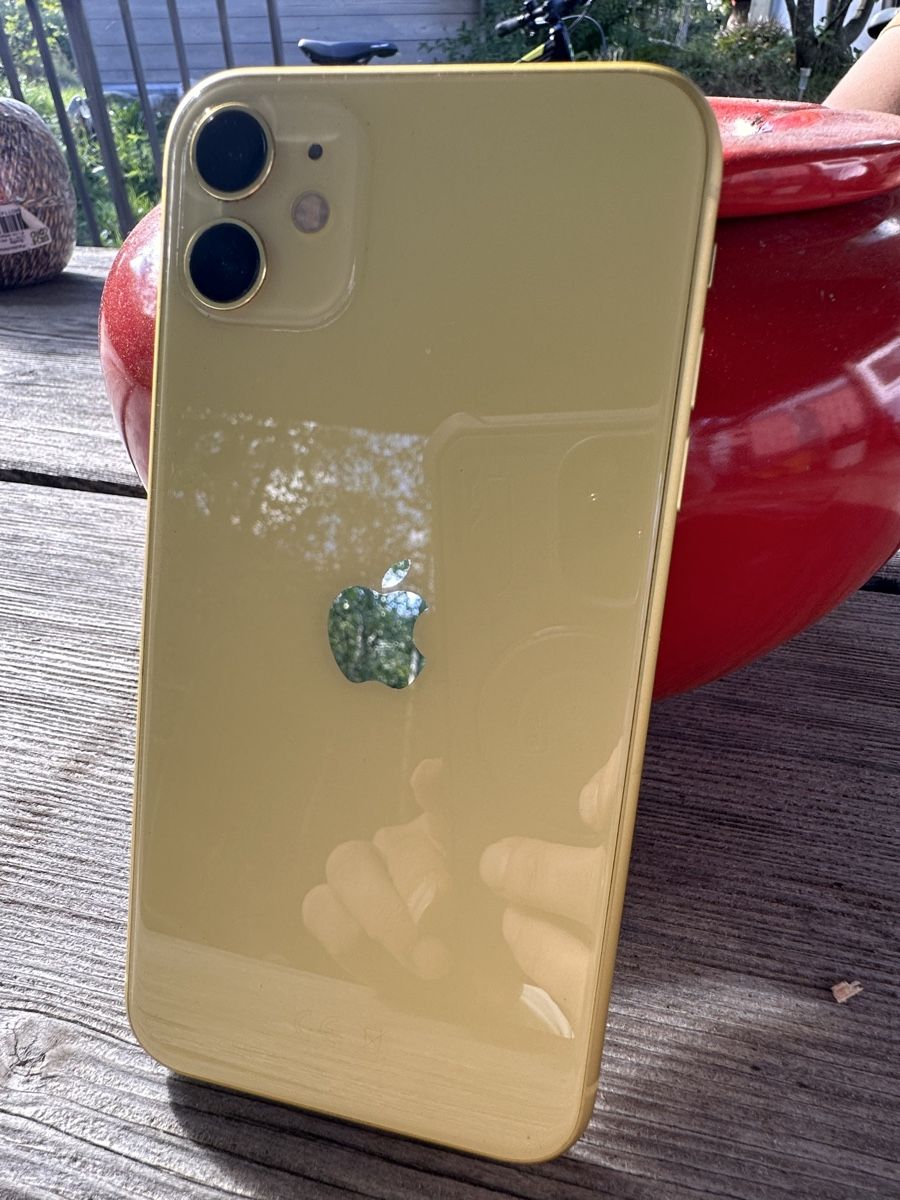 Apple Handys / Smartphones: Iphone 11, 128 GB in Gelb – Gebraucht aus Zihlschlacht von BlacCK_Cat 3