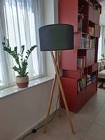 Micasa Stehlampe schwarz auf Holzgestell Nussbaum