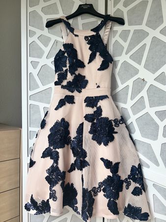 Elegantes Sommerkleid mit Blumenmuster, Grösse 38