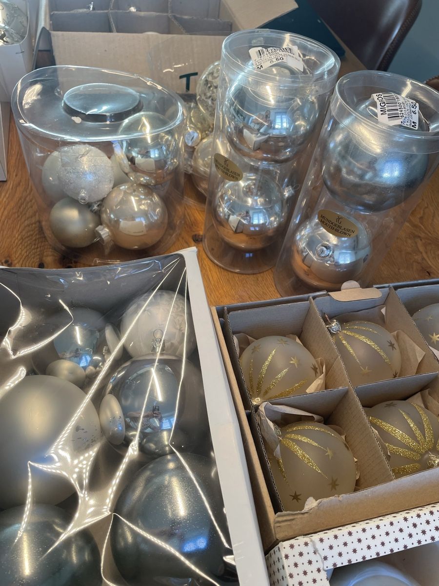 Alle Dekorationen: Weihnachtskugeln weiss, grau, Silber, Gold – Gebraucht aus Niederbüren von poschti 9