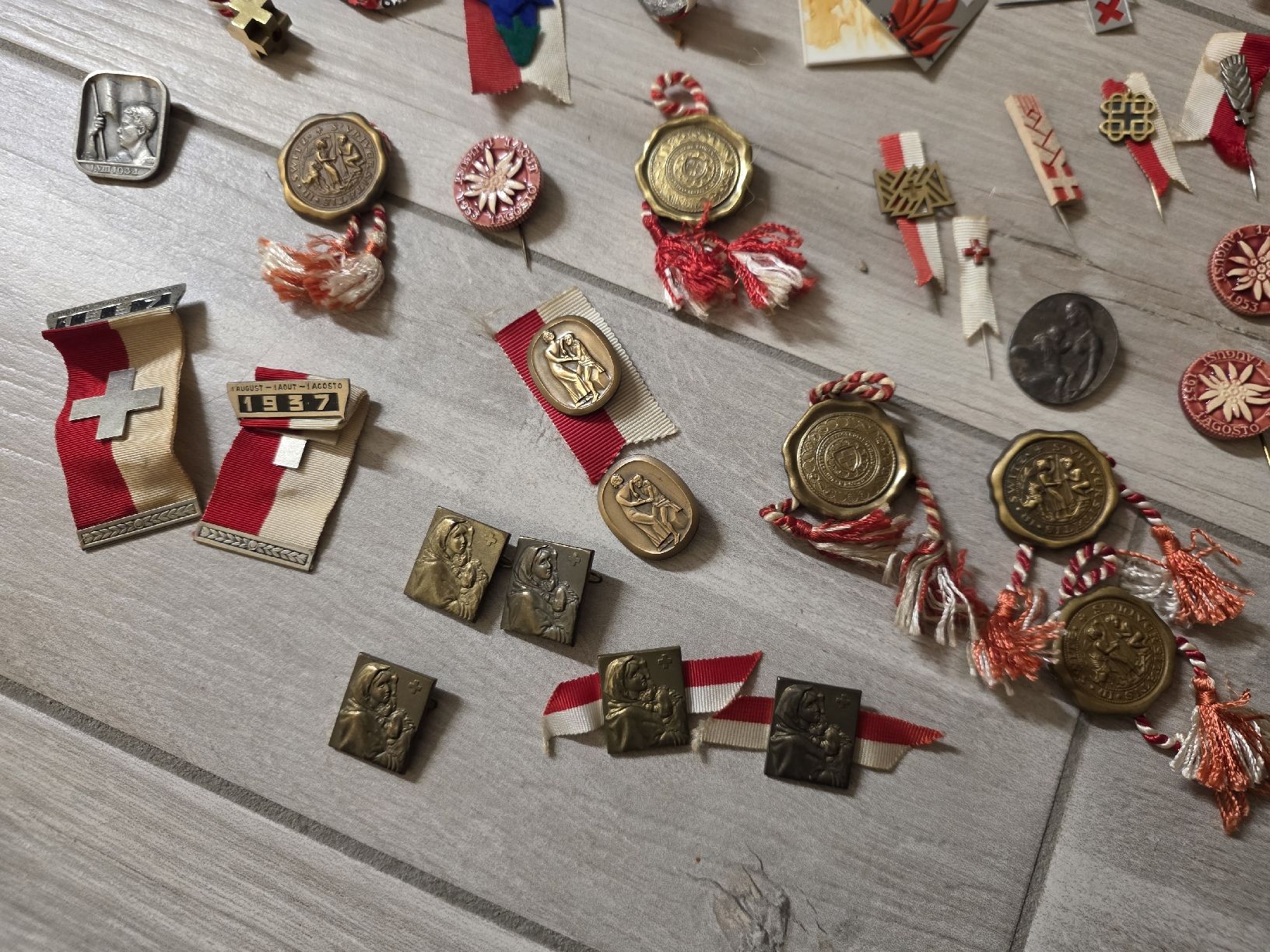 Broches & Aiguilles: 1. August Abzeichen  – D'occasion à Dorf par Echo_Elements 5