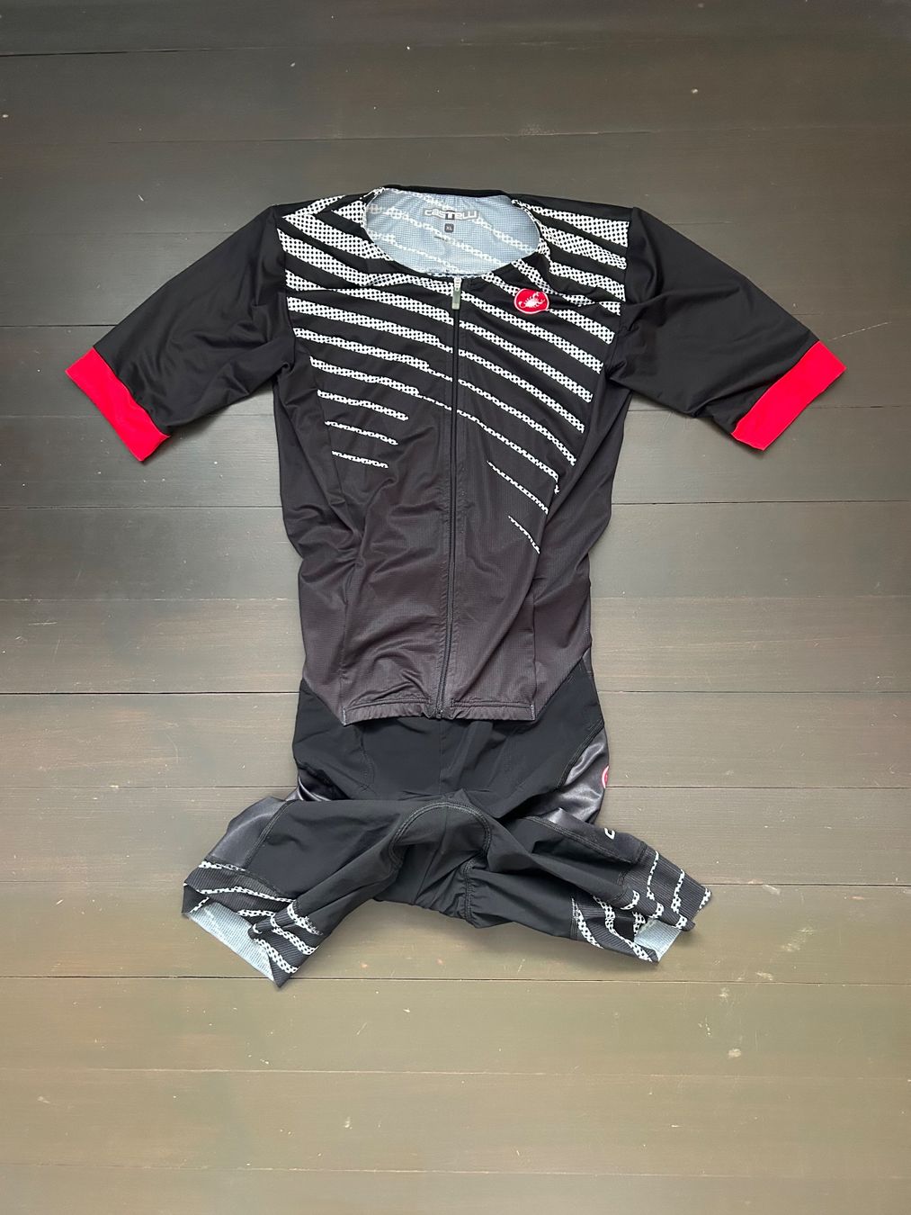 Castelli Canottiere & Pantaloni: Castelli combi triathlon homme – Usato da Bern venduto da CarolineSey