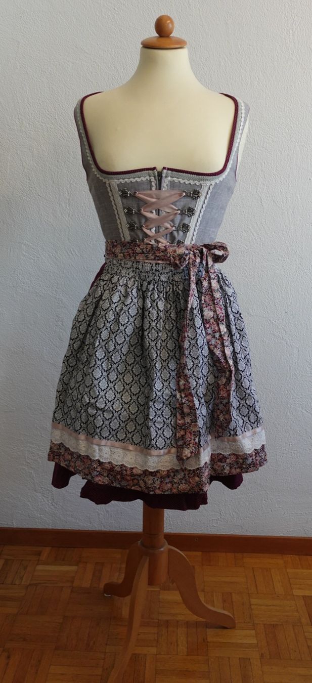 Costumi: Krüger Dirndl – Usato da Grüningen venduto da selinasearching