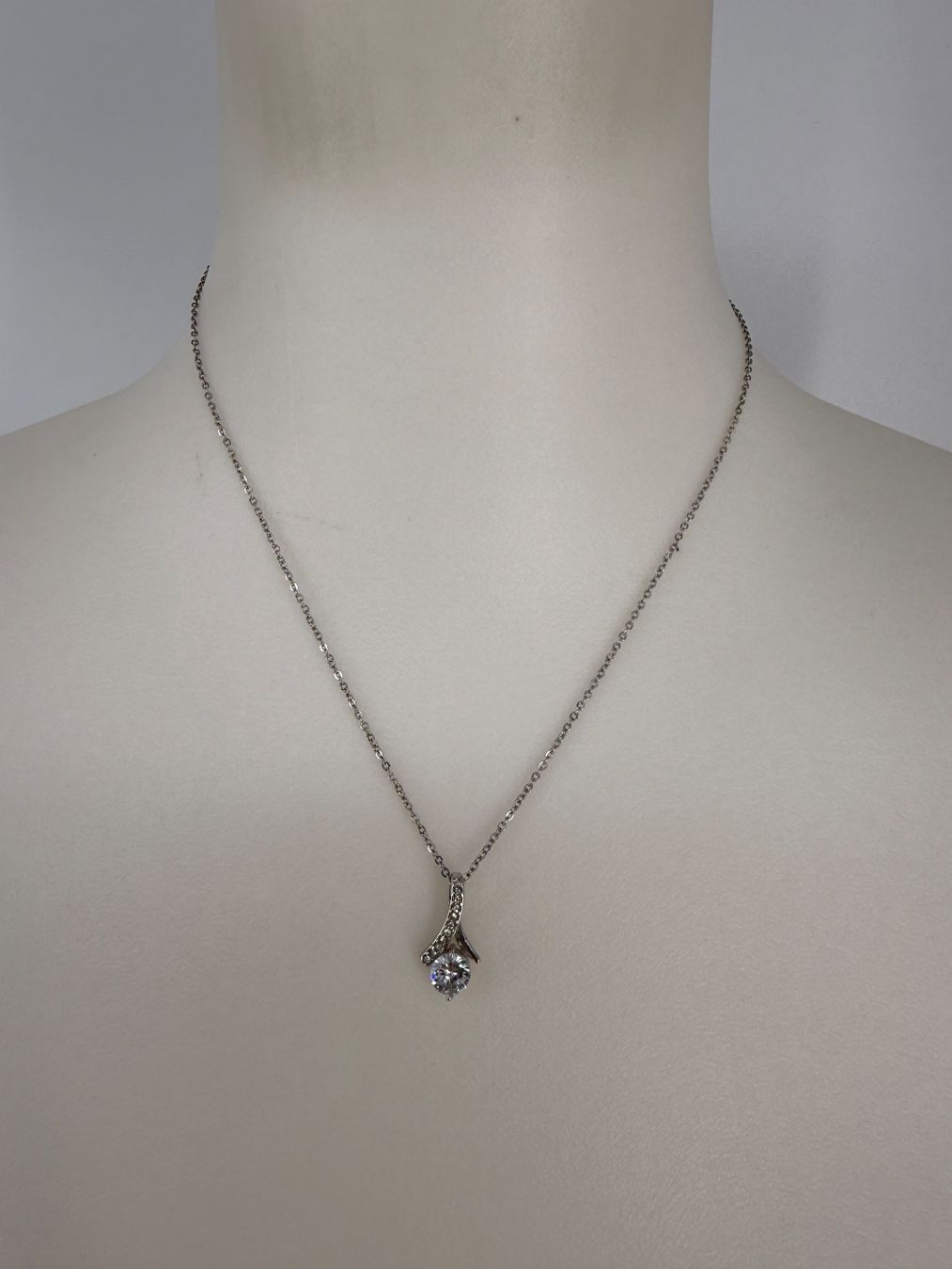 Catenine: Elegante Halskette mit Anhänger – Usato da Auenstein venduto da moin.