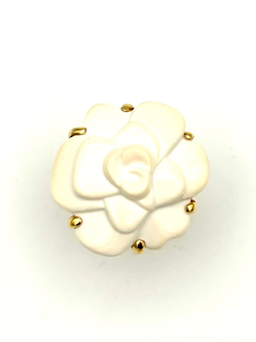 Chanel Anelli: CHANEL. Collection "Camélia", bague or jaune et agate – Usato da Renens VD venduto da Diademe.sarl