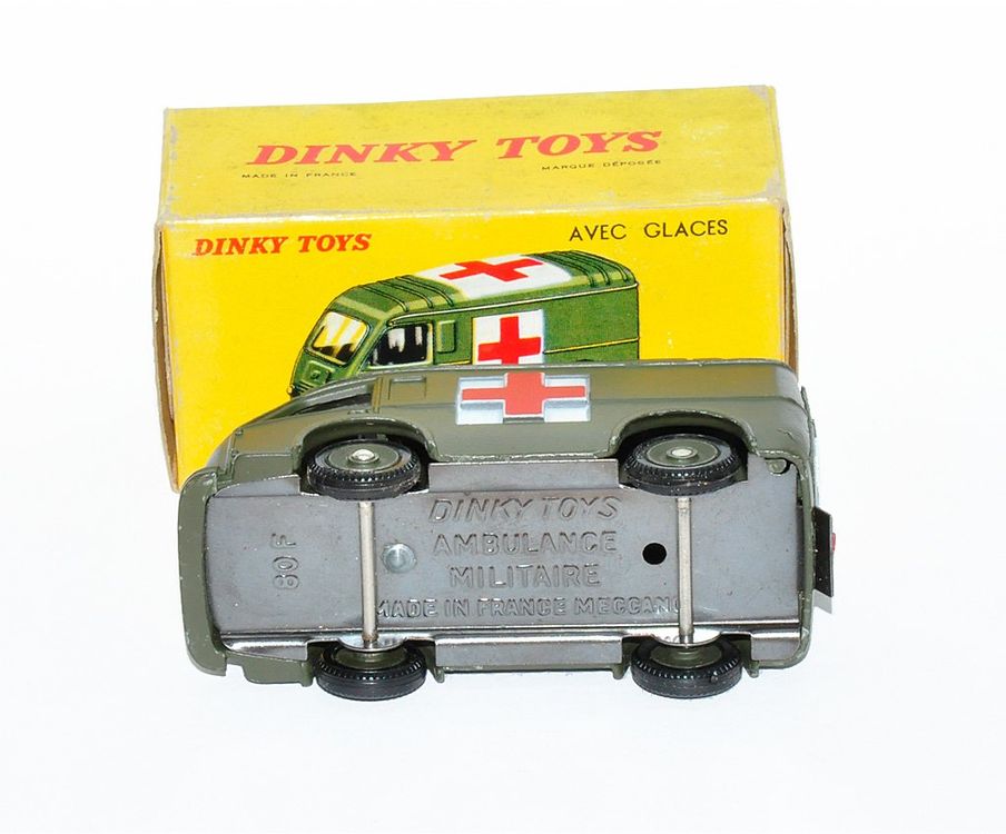 Dinky Toys France AMBULANCE MILITAIRE RENAULT CARRIER 1000 Kg Réf 820