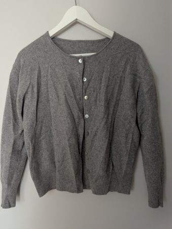 100% Kaschmir Strickjacke – Grau, hochwertig & zeitlos