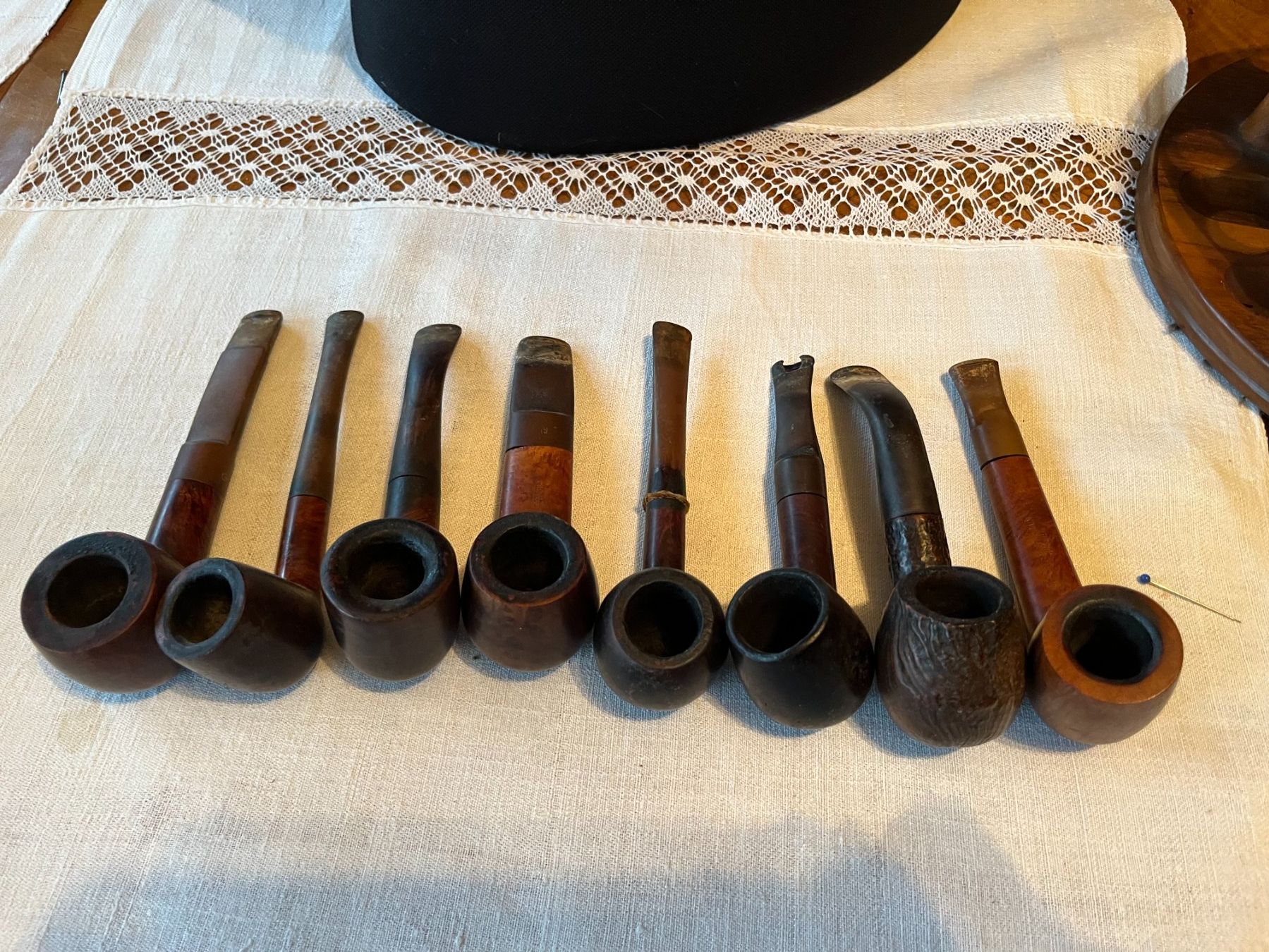 Pipe & Accessori: 8 Pfeiffen in Holzständer, mit Tabaktopf, Sammlung – Usato da Zürich venduto da livifloli 2