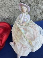 Porzellanpuppe Dame mit Hut und Spitzenkleid, sehr gut erhal