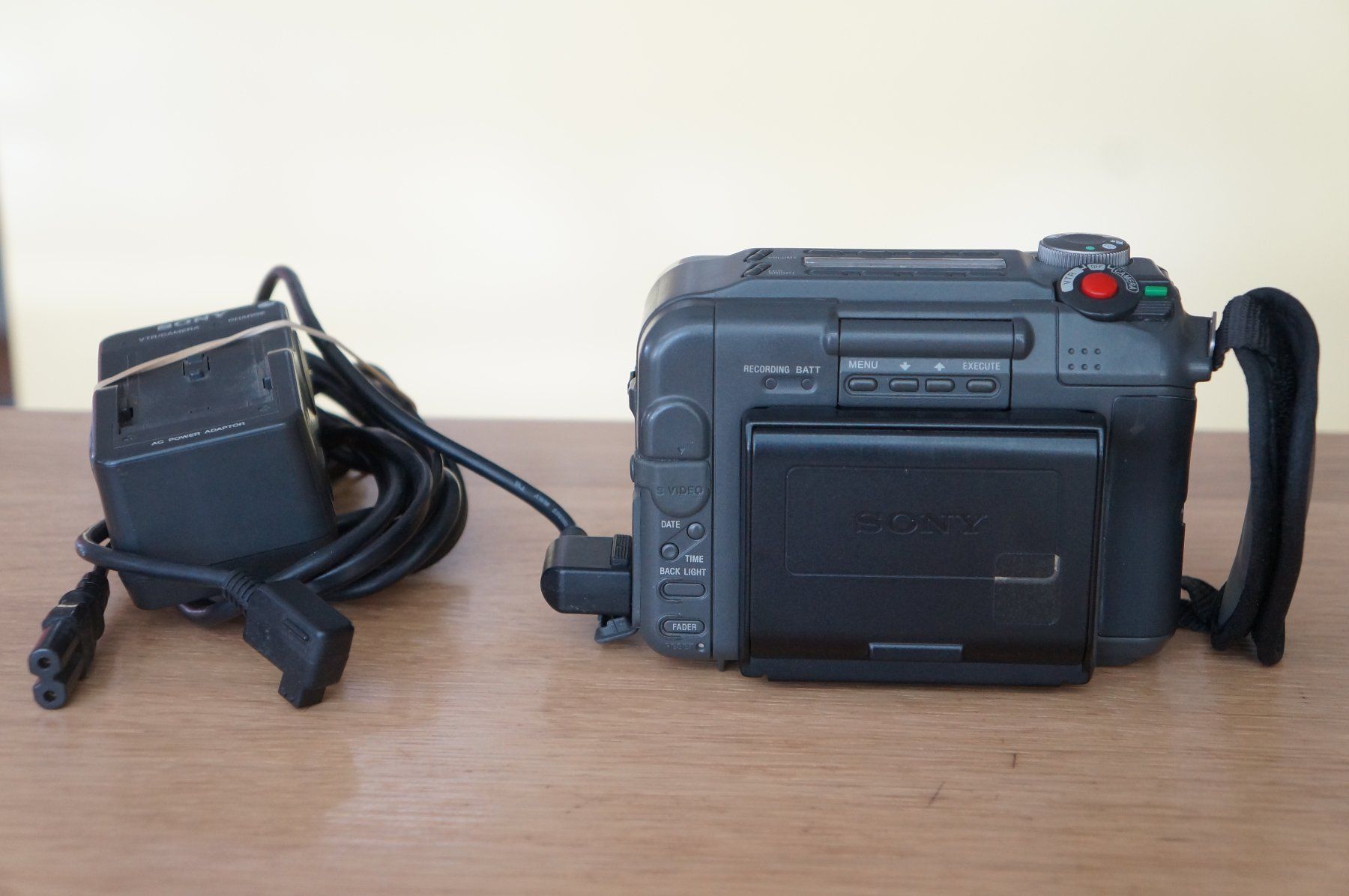 Sony Camcorder: SONY SC55E ... Hi8 Stereo Camcorder ... – Gebraucht aus St.Gallen von  5