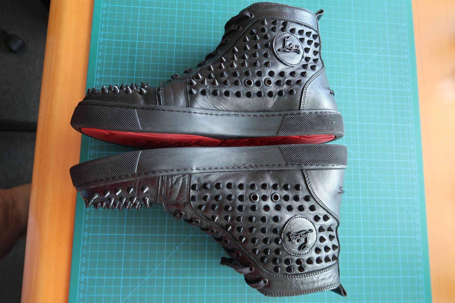 Christian Louboutin Chaussures hommes: Louboutin Sneakers mit Spikes – D'occasion à Bottmingen par PeterGuyer 1