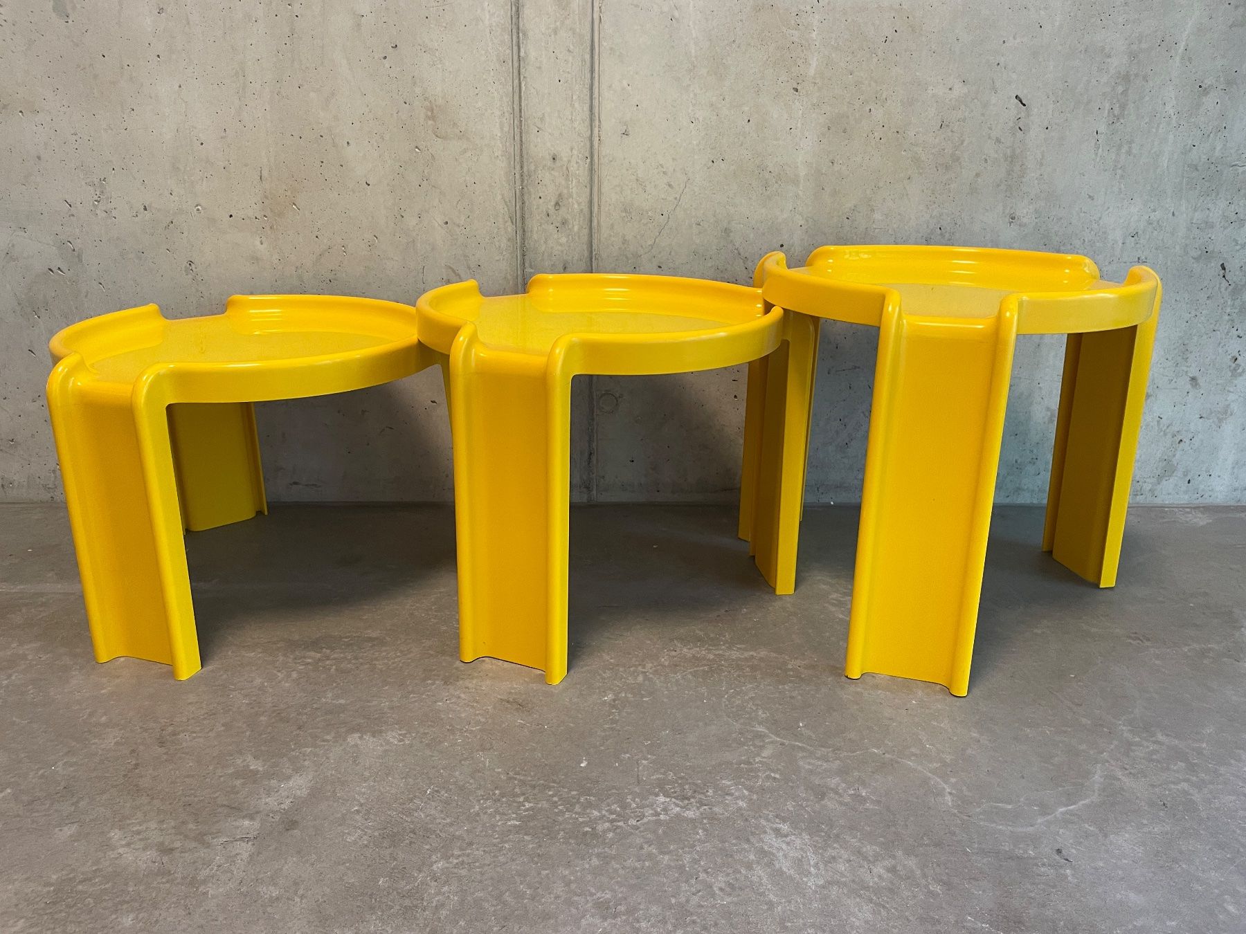 Kartell Tavoli: KARTELL Giotto Stoppino Set Nesting Coffee Table gelb – Usato da Zürich venduto da starch.studio 4