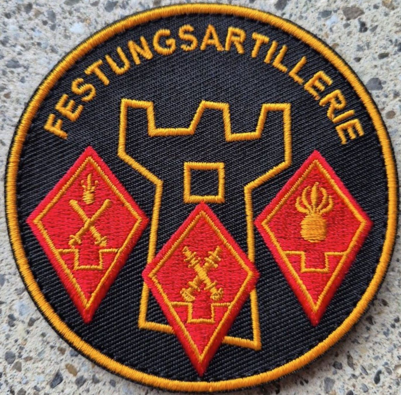 Schweizer Armee Placchette & Badge: Badge Patch Festungsartillerie – Nuovo e nell'imballaggio originale da Quartino venduto da Simonmichael