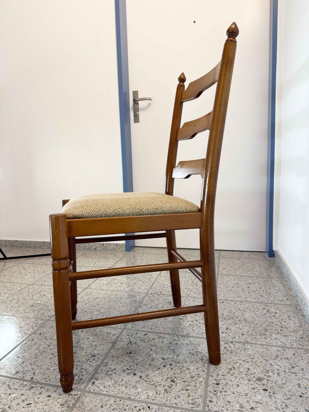 Chaises: Dekorativer Holzstuhl – D'occasion à Windisch par Losdosquatros 5