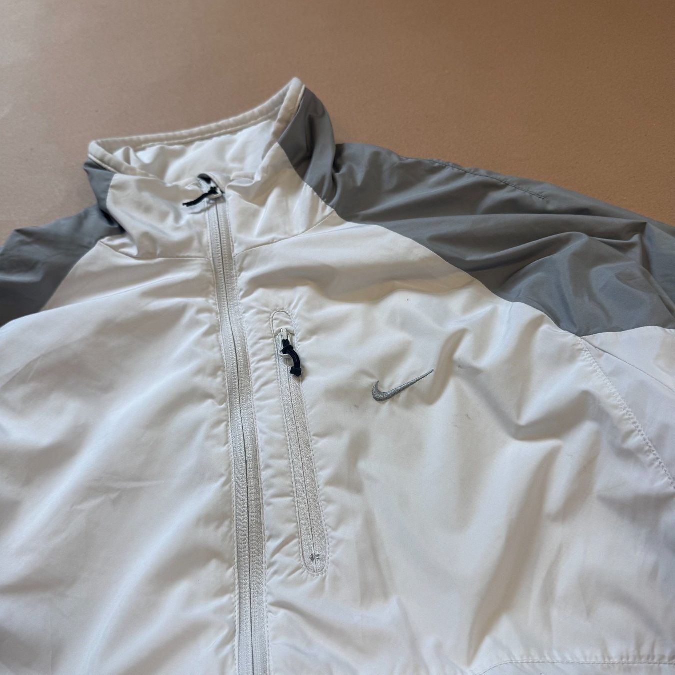 Nike Vestes: Nike Air athletic white track jacket – D'occasion à St. Gallen par sourced_limited 1