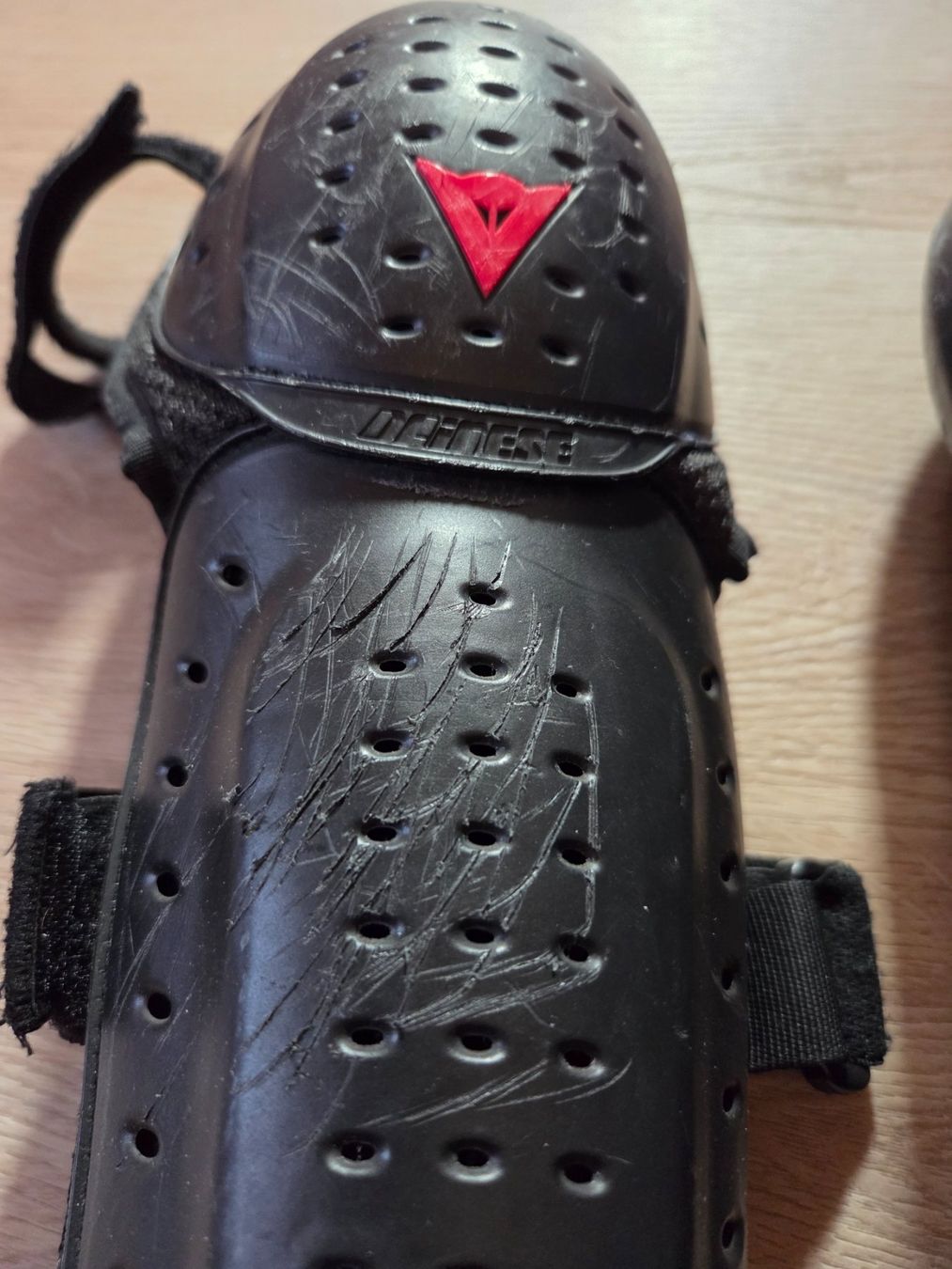 Dainese Protezioni & Imbottiture: Dainese Knieschutz - MIT KRATZERN! – Usato da Kerzers venduto da andy1050 2