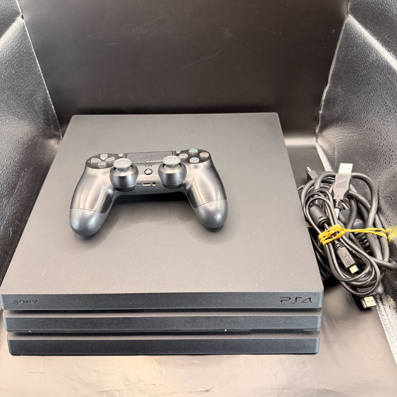 Sony Console: Sony PlayStation 4 Pro 1TB Schwarz – Usato da Düdingen venduto da Nerdworld