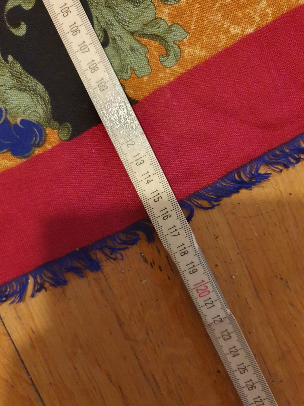 Foulards, Tücher & Schals: Foulard rot mit Blumenmuster 116 x 116 – Gebraucht aus Zürich von loosebone 1