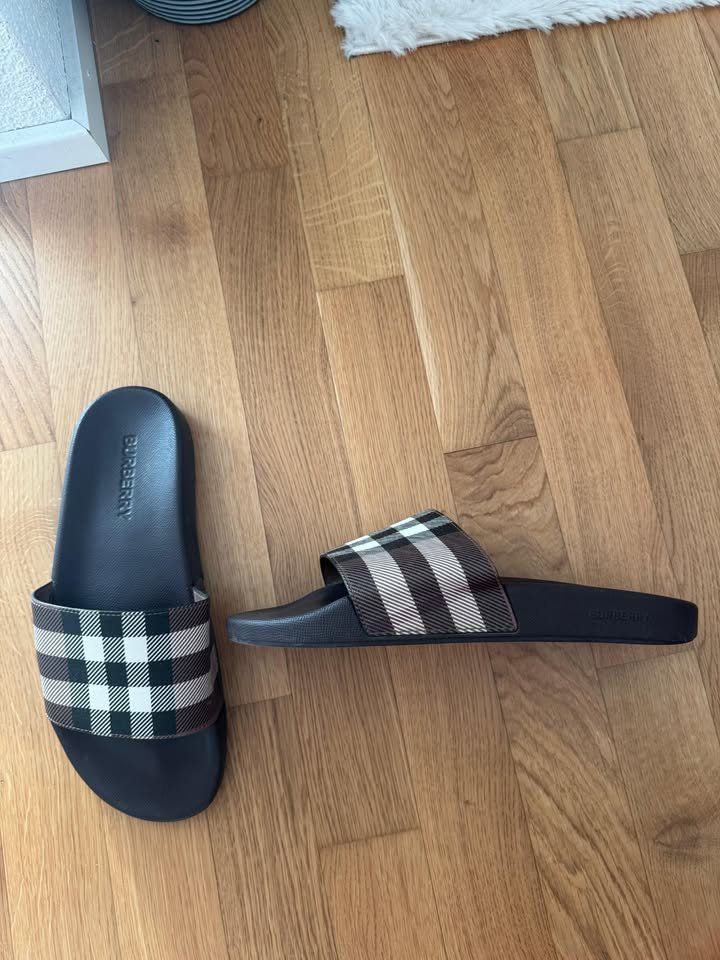 Herrenschuhe: Burberry Check Print Slides Dark Birch Brown - 44 – Gebraucht aus Zürich von rkr_7sbv