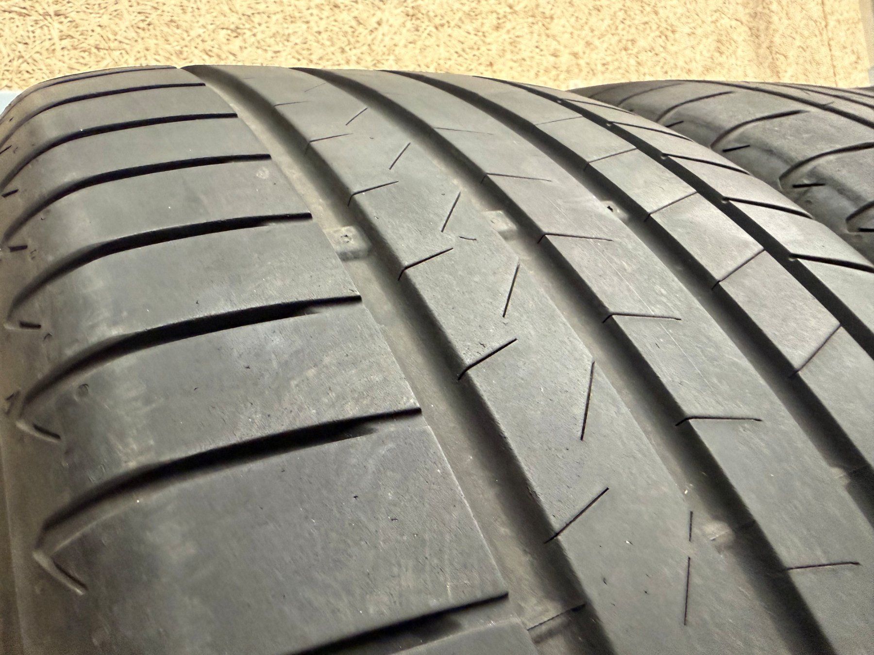 Bridgestone Pneumatici & Ruote complete: Sommerpneus 22" / Bridgestone – Usato da Schönried venduto da Bahnhofgarage-Haldi 8