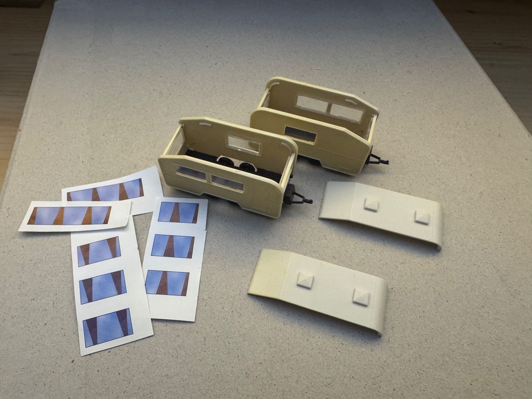 Modellini d'auto: 2 Wohnwagen Bausatz mit vorhänge 1:87 – Nuovo (secondo la descrizione) da Klarsreuti venduto da Sbirolipiero 2