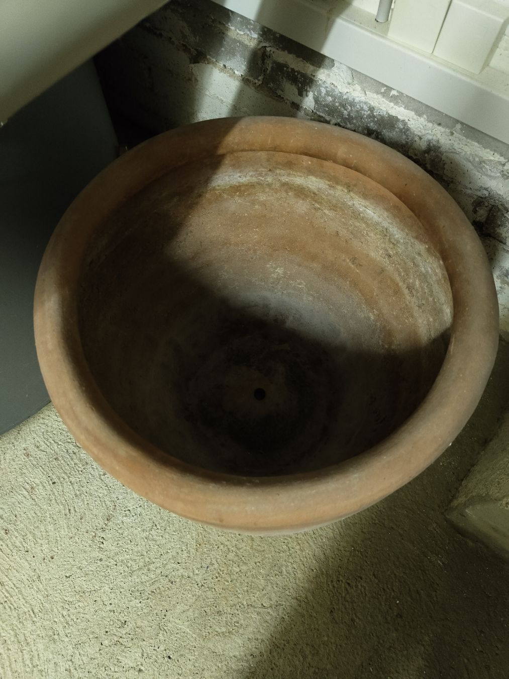 Töpfe: Schlichter Terrakotta-Topf, Durchmesser ca. 50cm, H ca. 46cm – Gebraucht aus Köniz von Kuhn_Wenger 1