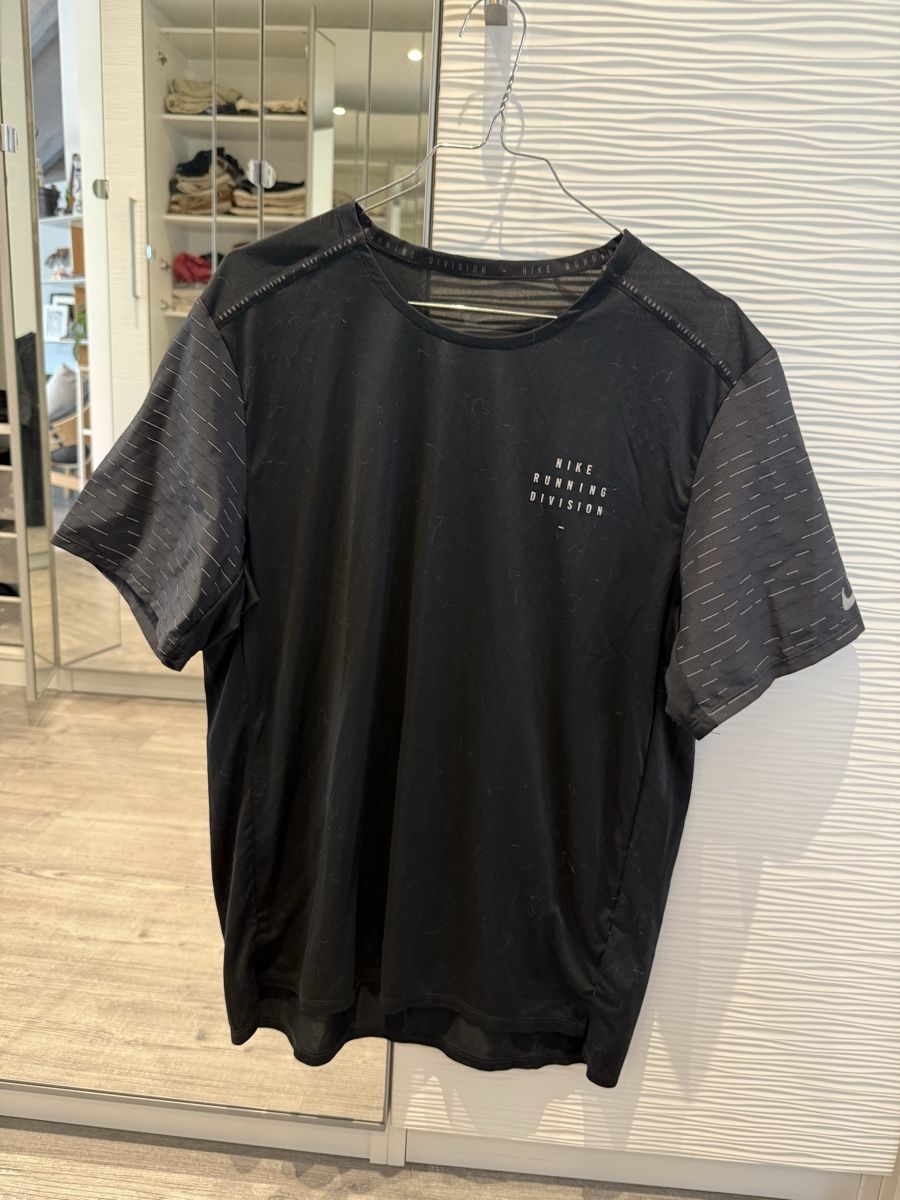 Nike T-shirt: Nike running kit for man M – Nuovo (secondo la descrizione) da Giubiasco venduto da Darkemperor 1