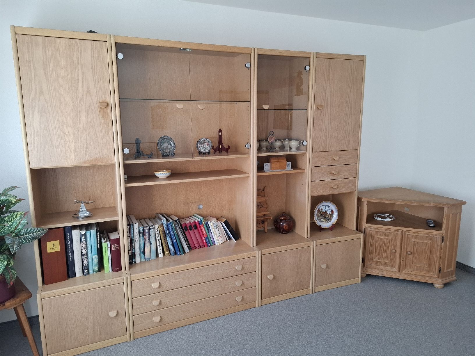 Pfister Armadi: Wohnzimmer Möbel 4-teilig, 2 Vitrinen, 2 Seitenmöbel – Usato da Wetzikon ZH venduto da reso69
