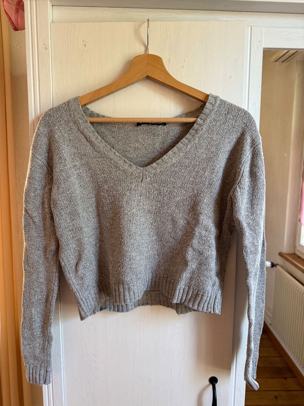 Brandy Melville Maglioni & Felpe: Grauer Crop-Pullover V-Ausschnitt Brandy Melville onesize – Usato da Zuchwil venduto da jabie