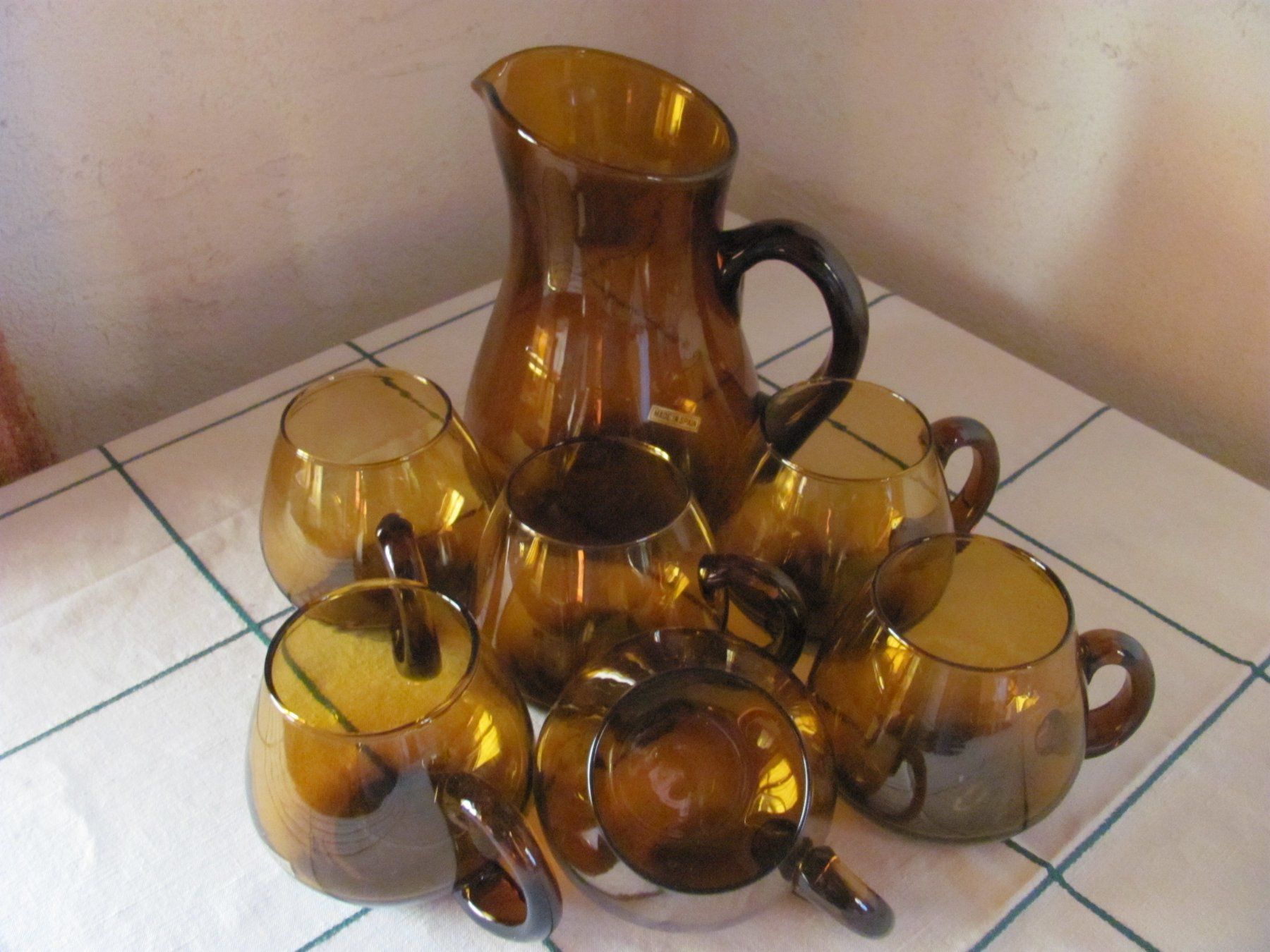 Set di piatti: Glaskrug mit 6 Gläsern, braun/gelb – Usato da Itingen venduto da wali19