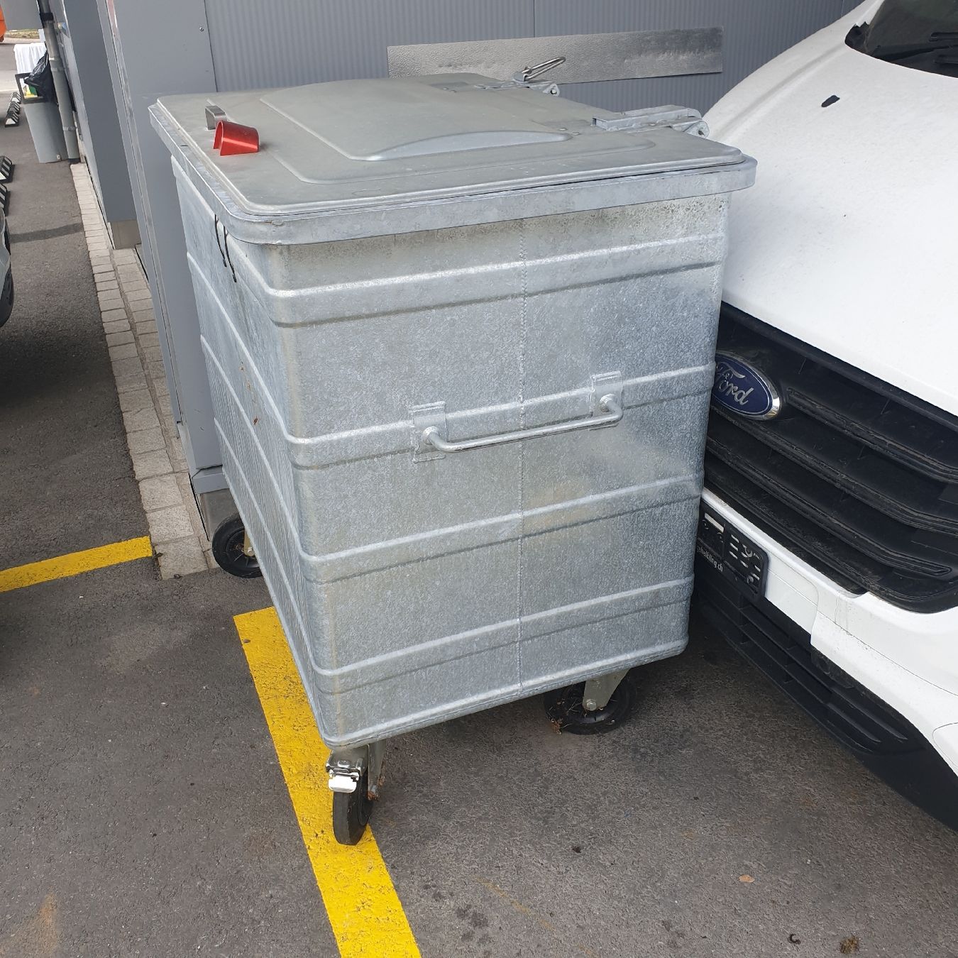 Sonstiges für Büro & Gewerbe: Abfallcontainer mit Deckel und Rollen, Metall,   – Neu (gemäss Beschreibung) aus Wangen SZ von Tob_Locos