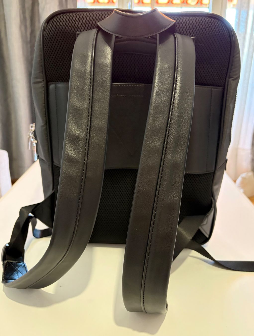 Guess Zaini: Guess Rucksack Schwarz – Usato da Langenthal venduto da Mupho8 4