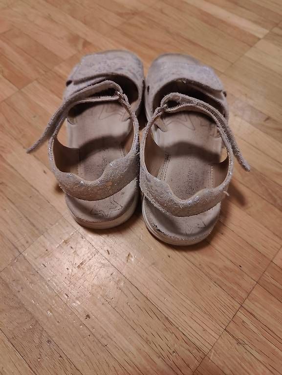 Scarpe per ragazze: Kindersandalen Gr. 33 – Usato da Sempach venduto da PascalZelli 1