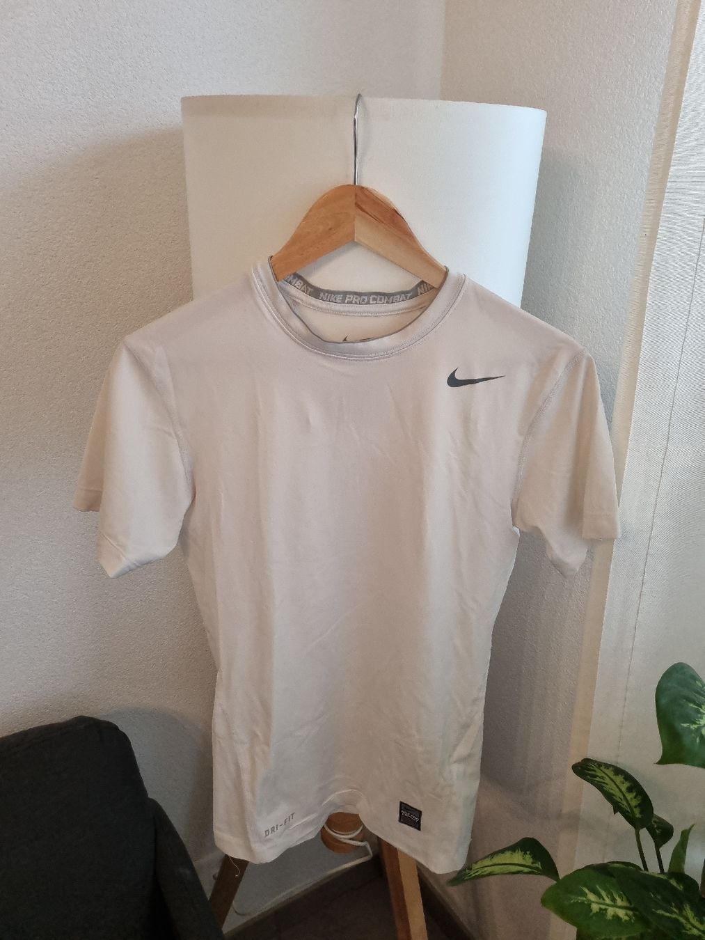 Nike T-shirt: Nike Pro Combat Dri-FIT Top, Size M – Usato da Aigle venduto da Smagbrelle18