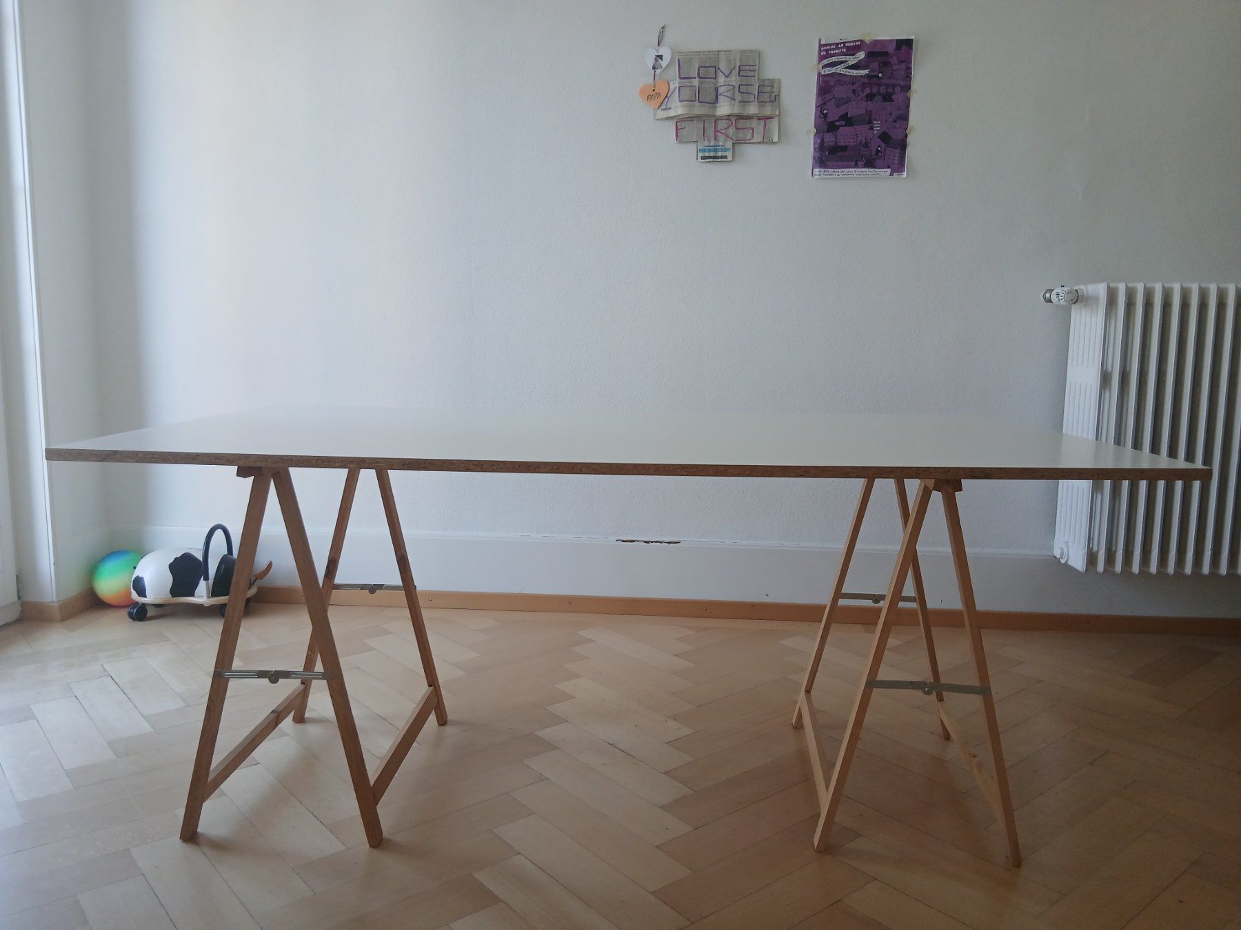 Pfister Tische: Tisch: Holzplatte mit 2 Malerböcken – Gebraucht aus Biel/Bienne von lis_gz7s 2