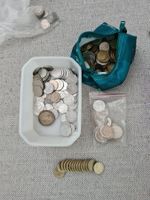 Münzen aus aller Welt. Viele englische Pfund.