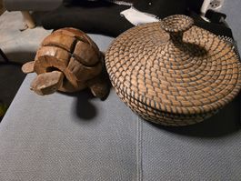Deko Schildkröte aus Kokosnuss und geflochtener Korb