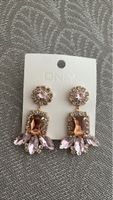 Elegante Ohrringe von ONLY, Goldfarben mit Rosa Steinen