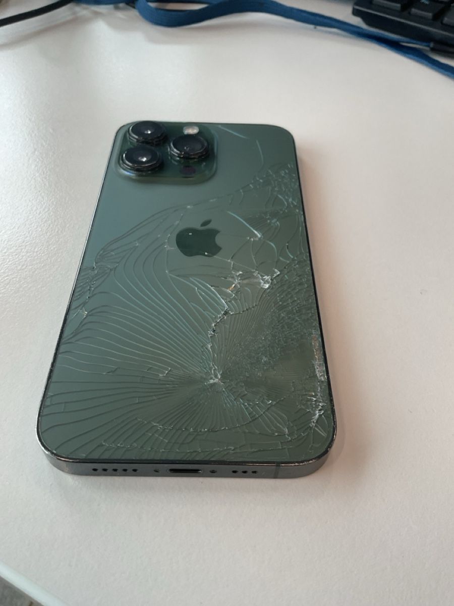 Apple Portables: iPhone 13 Pro - Écran arrière cassé  – D'occasion à Gy par Englissedes4