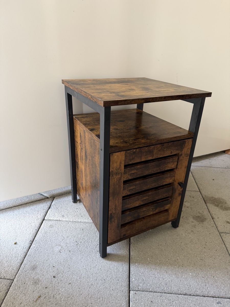 Comodini: Wood and metal side table – Usato da Ennetbaden venduto da pro_l2v7