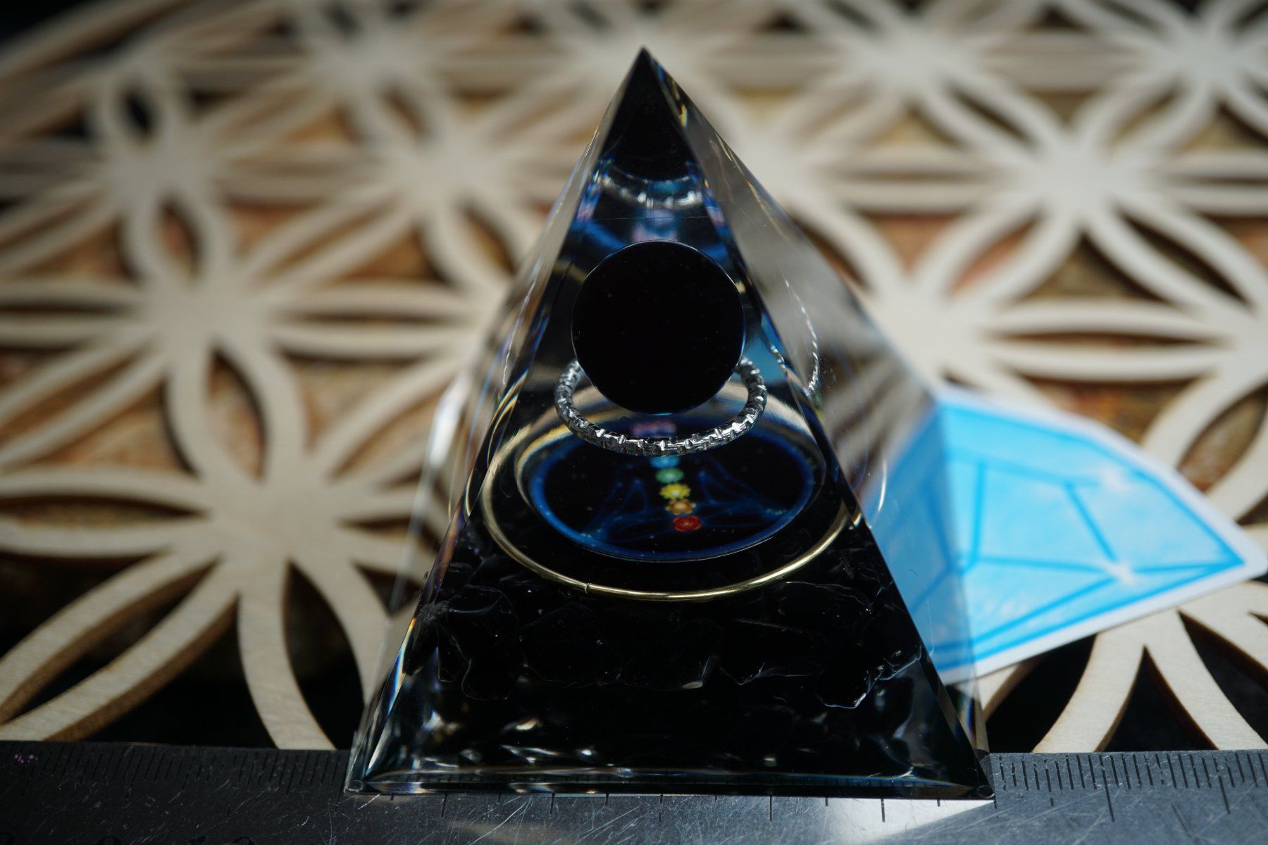 Minerali & Pietre curative: Hochwertige Orgonit-Pyramide Obsidian Chakra Emblem – Nuovo e nell'imballaggio originale da Eschenbach SG venduto da topstone 4