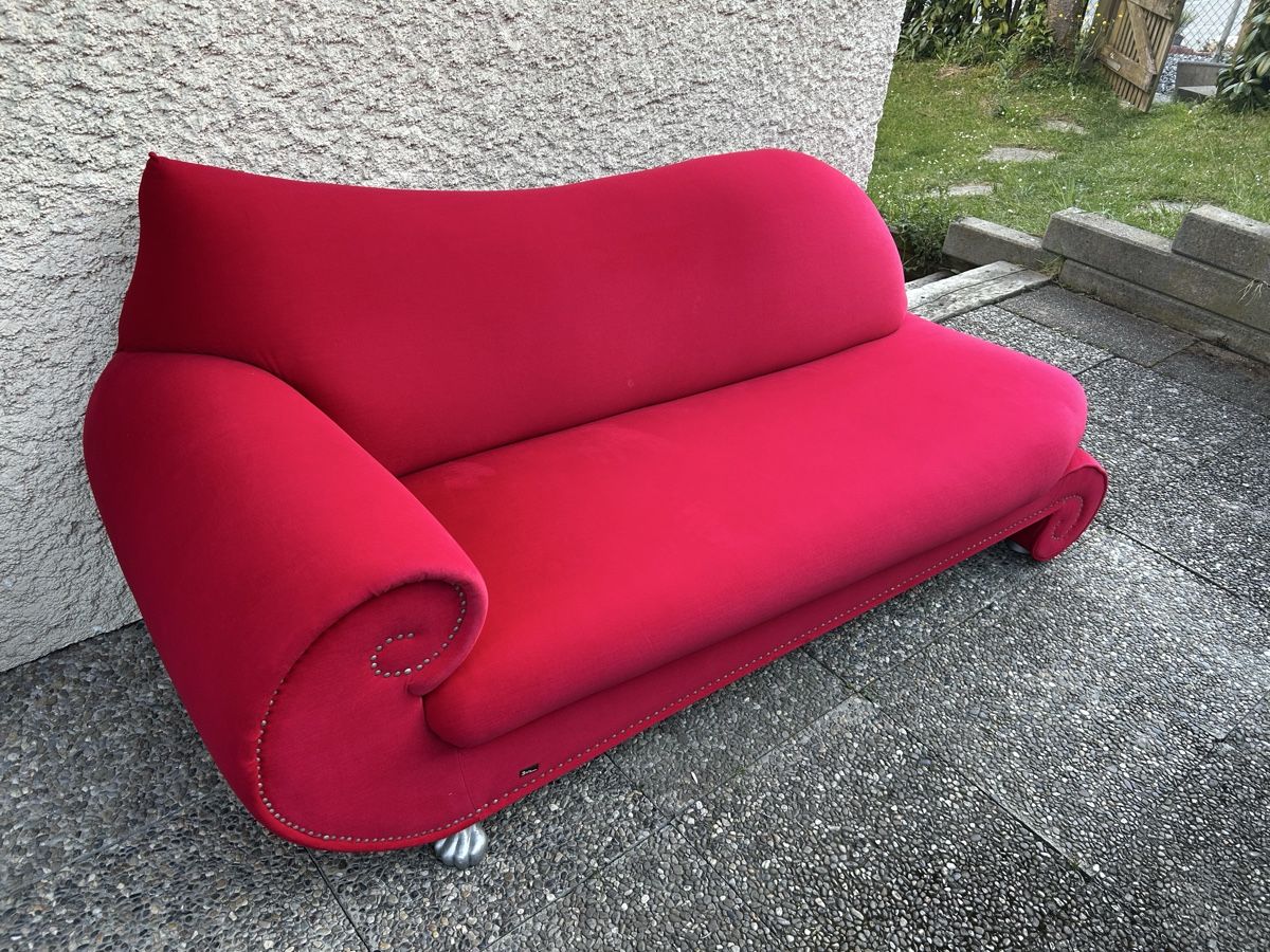 Bretz Sofas: Rotes 2er Sofa – Neu (gemäss Beschreibung) aus Bern von dyanichenoa