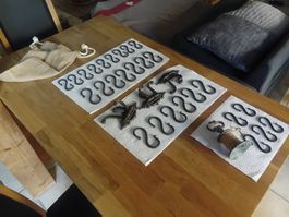 27 geschmiedete S-Haken aus Stahl, Schnurhalter Gusseisen