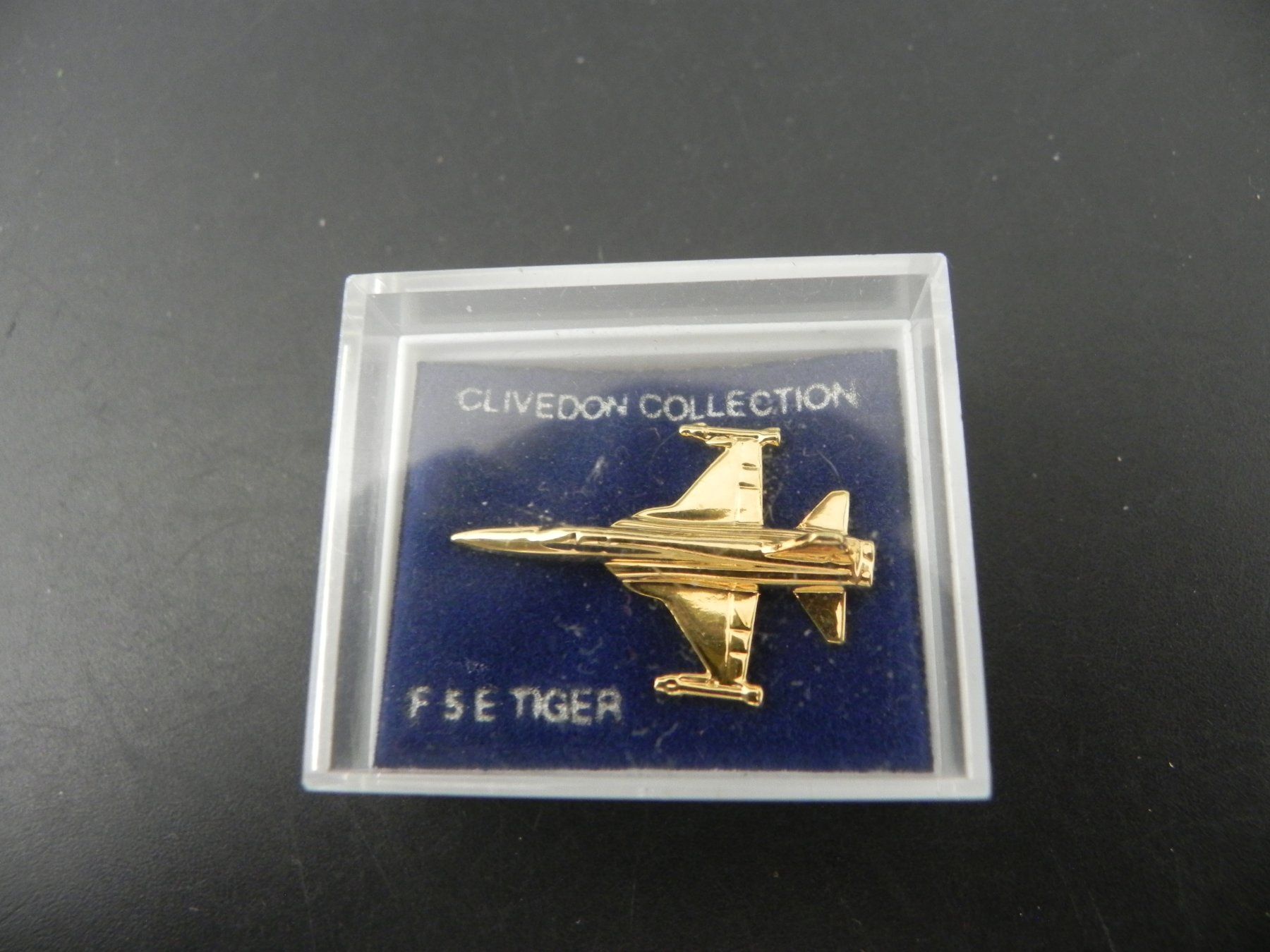 Spille & Fermagli: Flugzeug - Avion - Clivedon Collection - F 5 E Tiger – Usato da Biel/Bienne venduto da Gogolozi