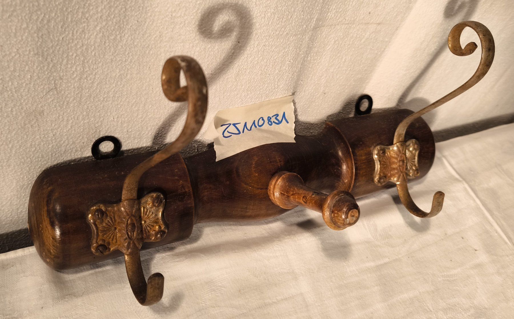 Garderobe: Wandgarderobe, Holz mit Metall Hacken – Gebraucht aus Rorschacherberg von snOOpydOg11 2