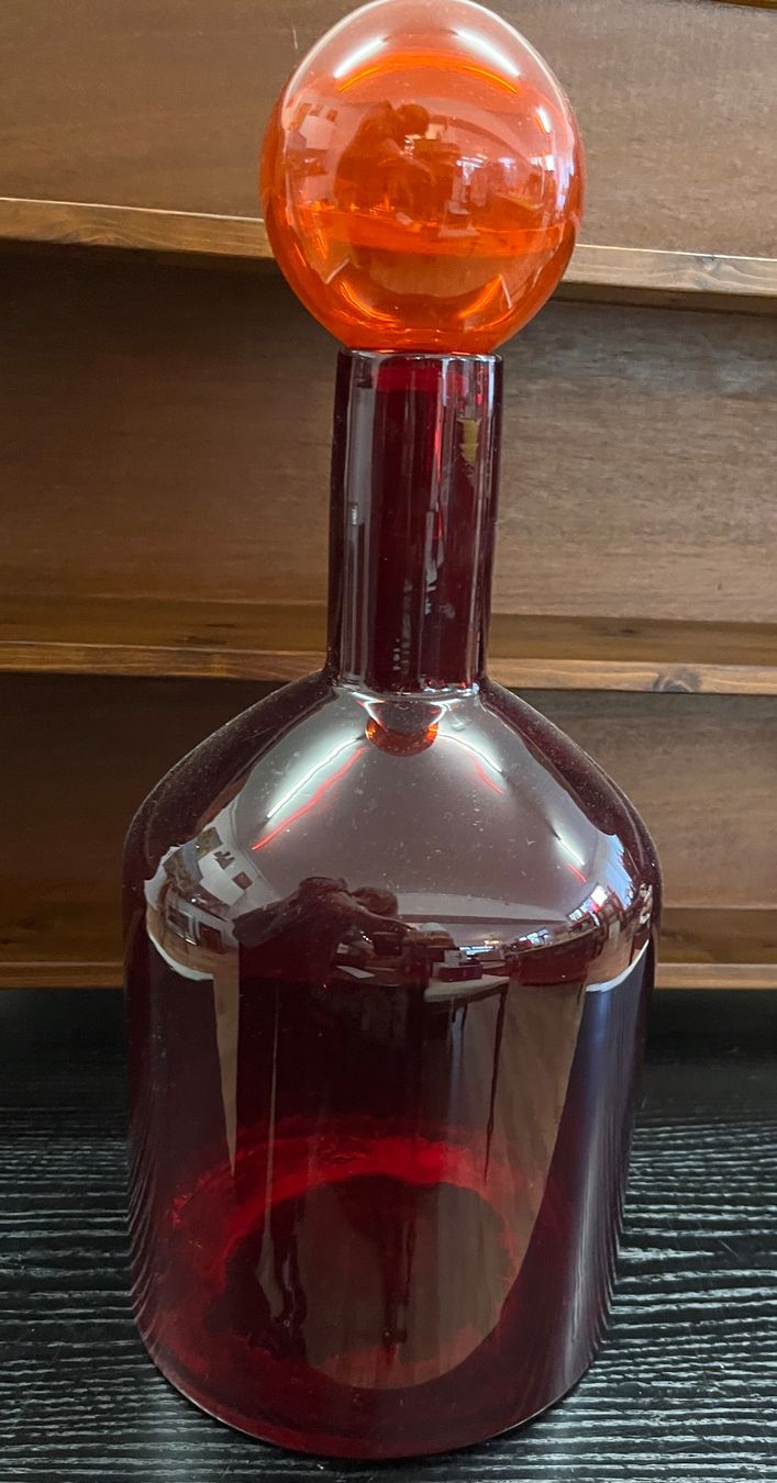 Caraffe: Grosse, rote Karaffe mit Kugelstopfen – Usato da Stetten AG venduto da Brissago25 3