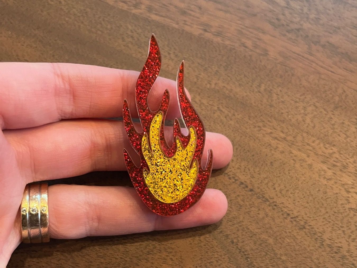 Spille & Fermagli: Flammen Brosche (Acryl) – Nuovo e nell'imballaggio originale da Gams venduto da Mariawicca 2