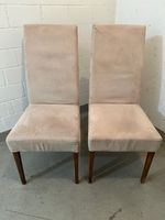 2 elegante Esszimmerstühle mit beigem Bezug. Guter Zustand
